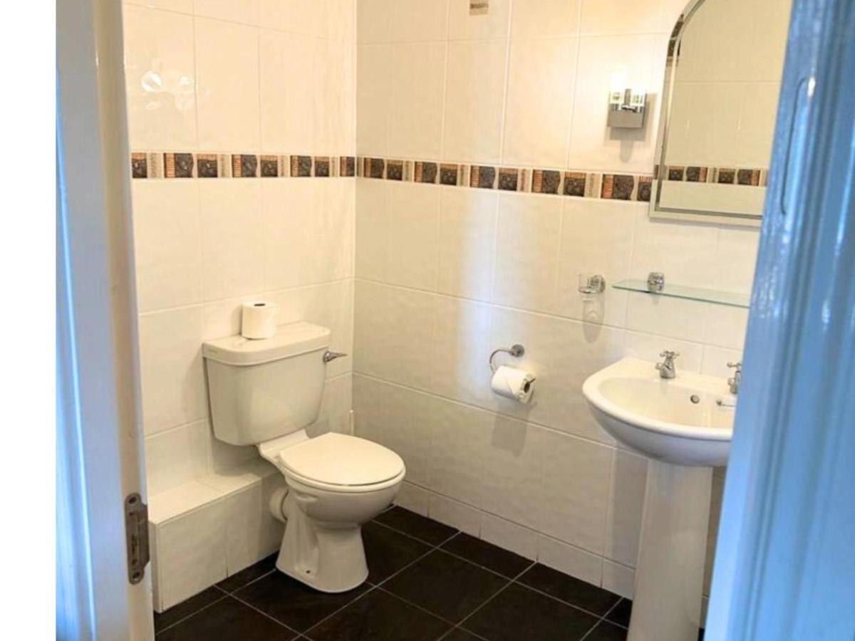 Spacious 2 Bedroom Apartment In 킬라니 외부 사진