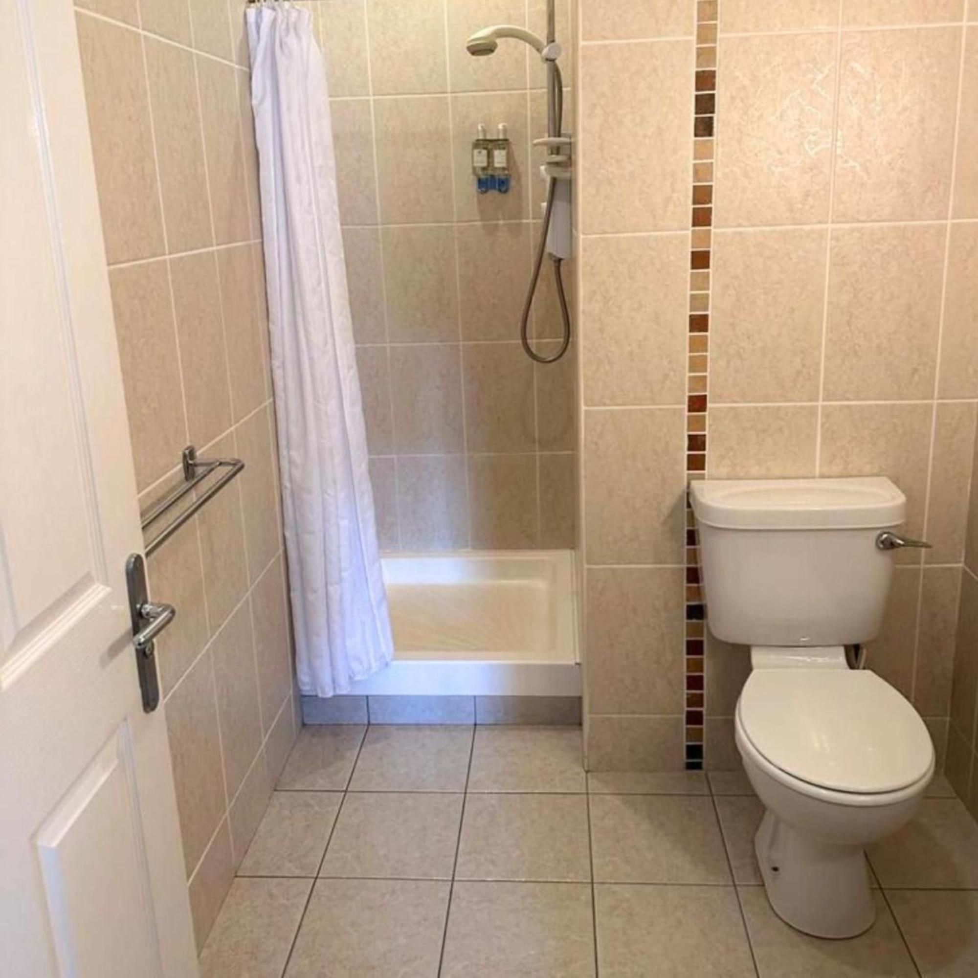 Spacious 2 Bedroom Apartment In 킬라니 외부 사진