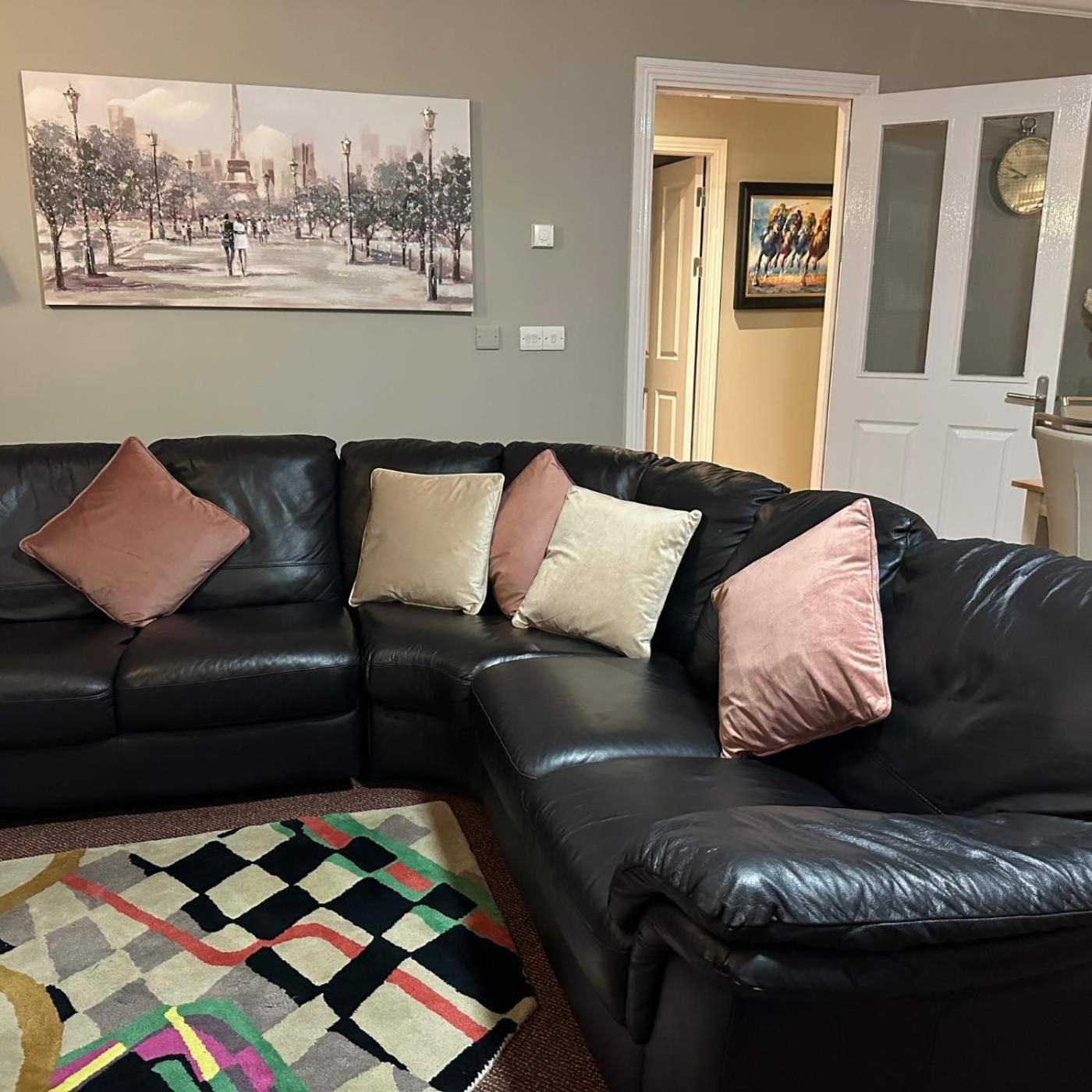 Spacious 2 Bedroom Apartment In 킬라니 외부 사진